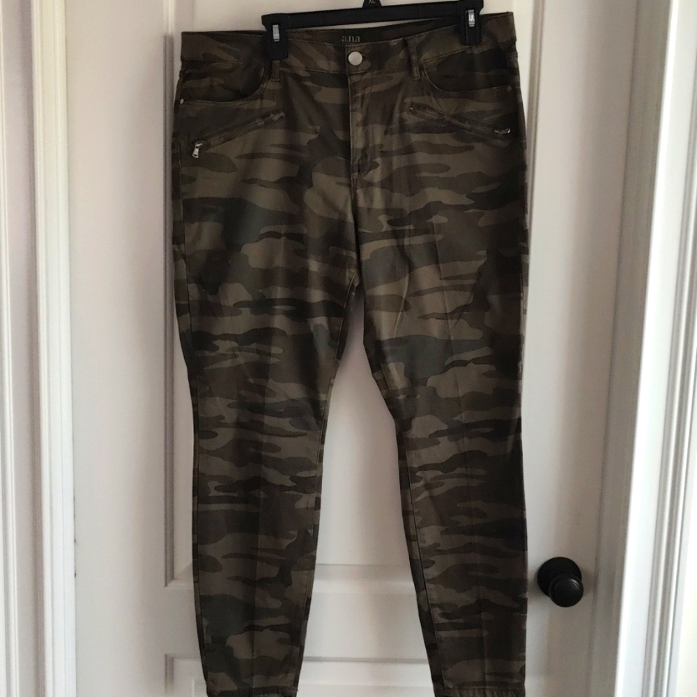 A.n.a camouflage skinny stretchy pants NWOT